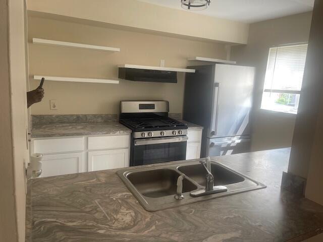 Foto del edificio - 15800 Hubbell Ave