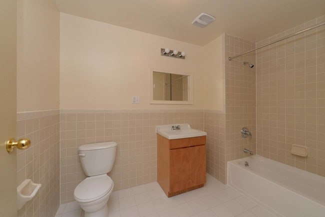 Building Photo - 36 Hilton Ave