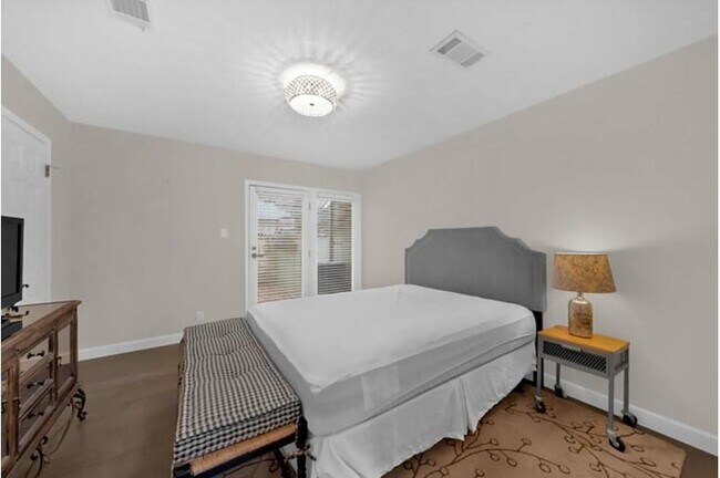 Foto del edificio - 4404 Travis Country Cir
