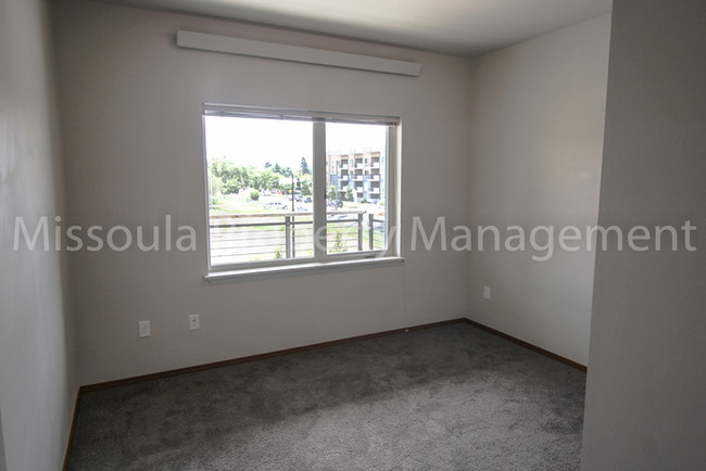 Building Photo - 210 N California St