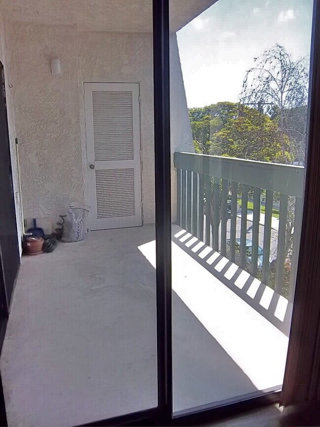 Building Photo - Fabulous Top Floor Sunny Condo Overlooking...