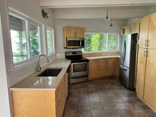 Photo du bâtiment - 4553 Cordova Bay Rd