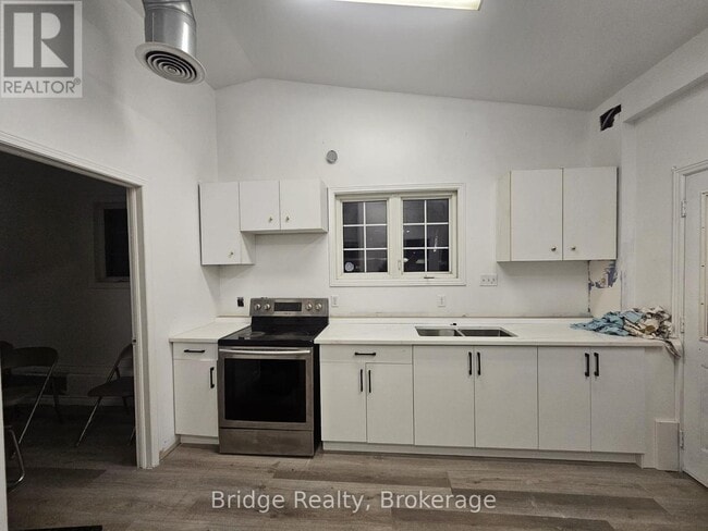 Building Photo - 515146 11th Line