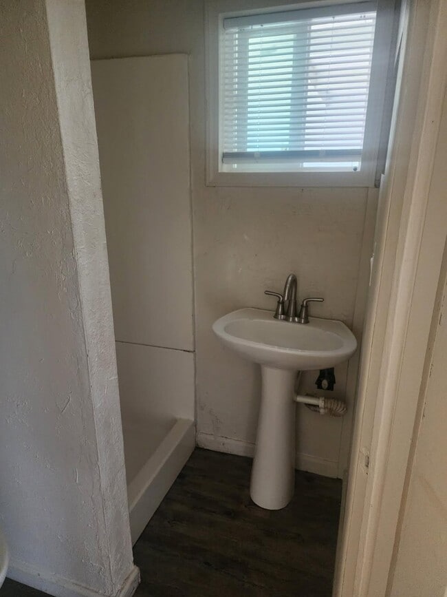 Baño APTO B - 247 17th St