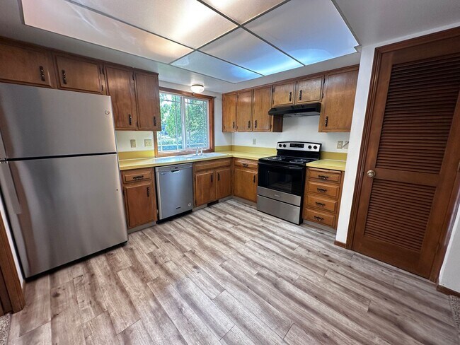 Building Photo - 3 Bedroom 2.5 bath Split level house