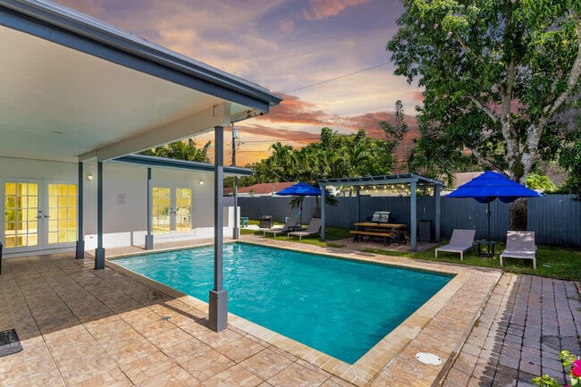 Building Photo - 6452 Custer St