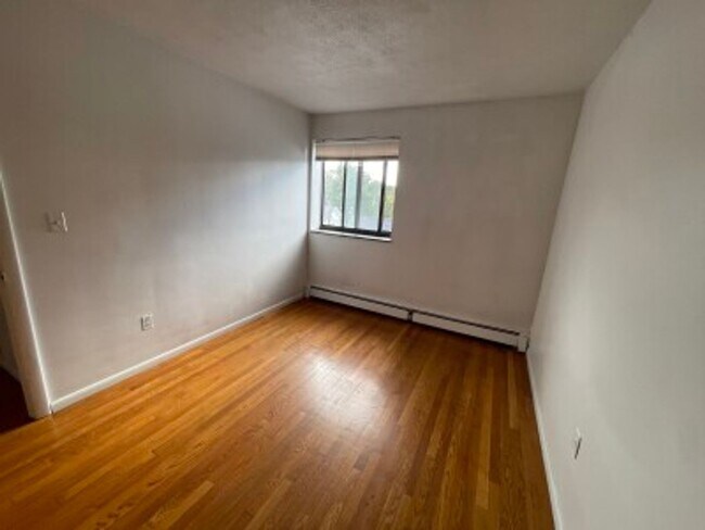 Foto del edificio - 2 Bedroom Apartment in Allston - NO BROKER...