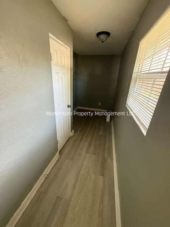 Building Photo - Cozy 1 Bedroom Single Family Home in St. Pete!