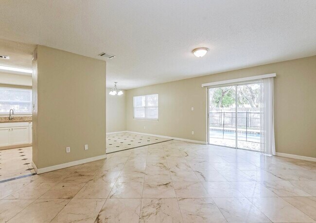 Building Photo - 10535 Hollyglen Dr