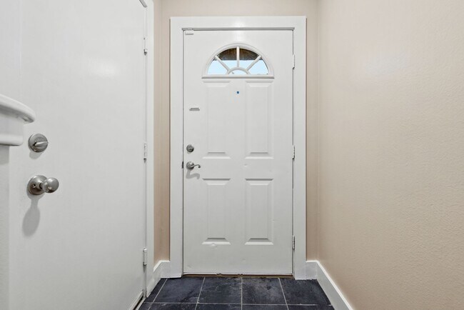 Foto del edificio - Gated Townhome Minutes from the Texas Medi...