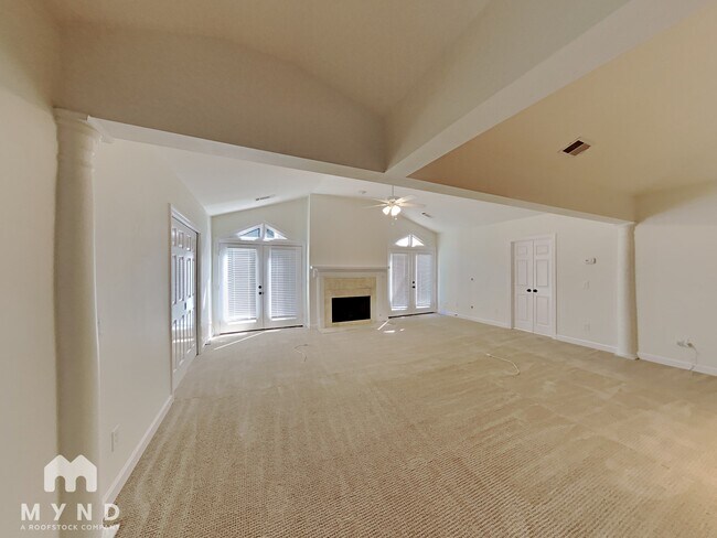 Foto del edificio - 4601 Lake Village Dr