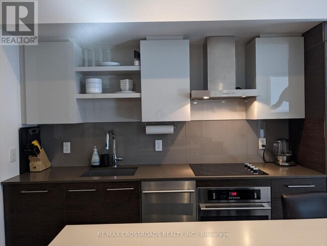 Building Photo - 1030 King St W