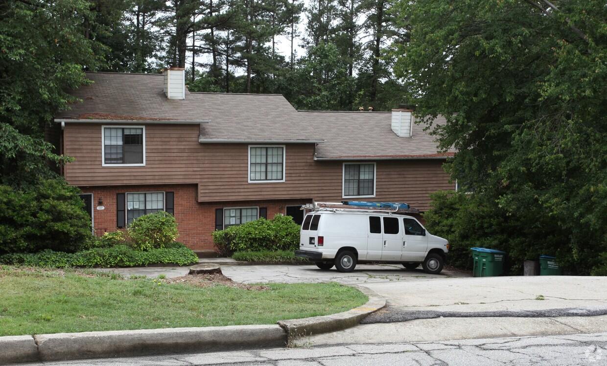 Primary Photo - 2215 Highpoint Rd