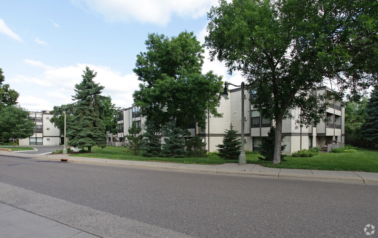 Westmoreland Hills Apartments in Saint Louis Park, MN