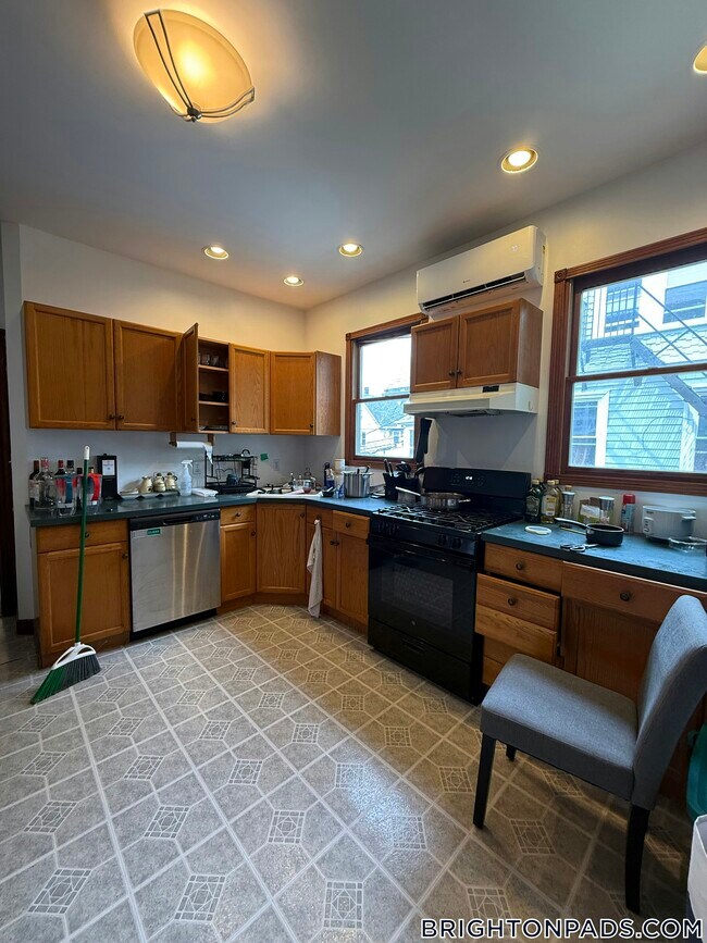 Building Photo - 32 Etna St