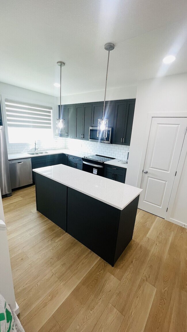 Photo du bâtiment - COZY AND BEAUTIFUL 3 BDRM+ DEN AND 2.5 BAT...