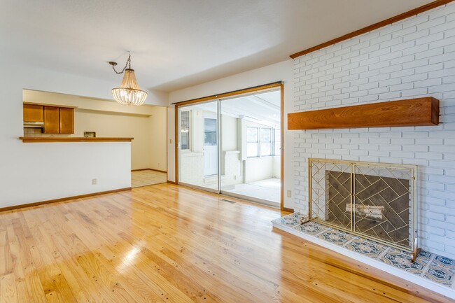 Building Photo - 3 bedroom, 2 bath home in the beautiful Westlink neighborhood in West Wichita.