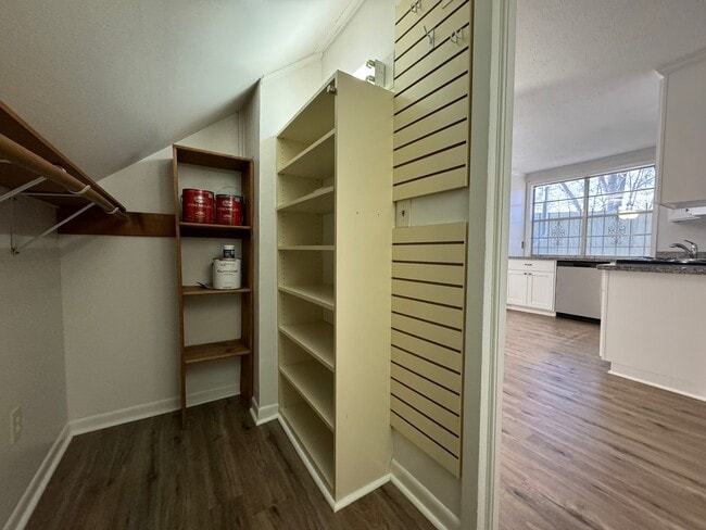 Building Photo - 2019 N Thompson St