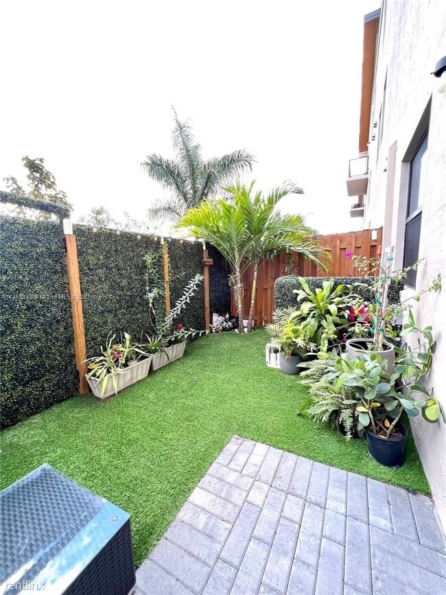 Building Photo - 3 br, 2.5 bath Townhome - 10413 NW 82nd St...
