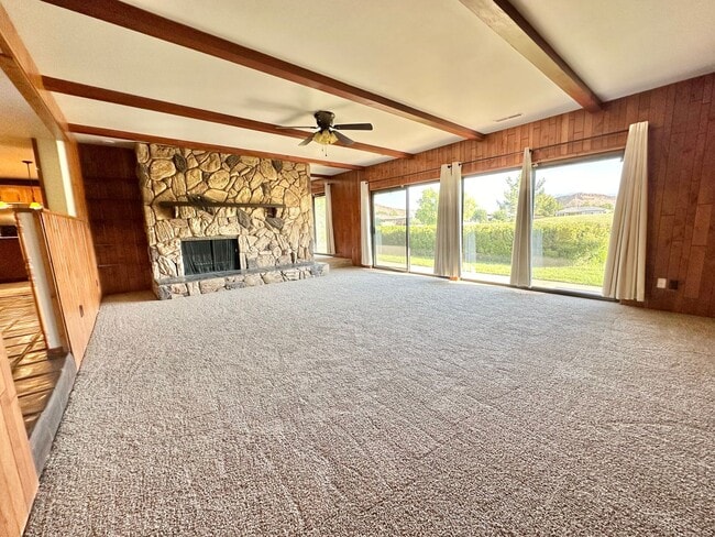 Building Photo - Beautiful Bloomington Home!