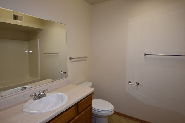 3HAB Baño para huéspedes - Rock Creek Apartments