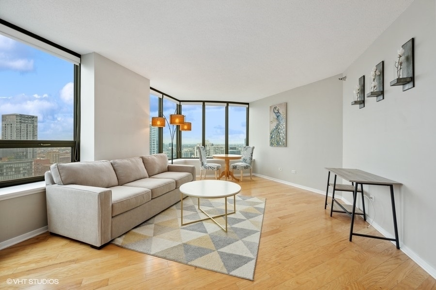 Primary Photo - 400 N La Salle Dr