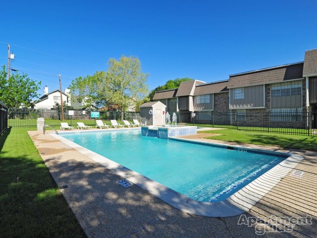 Pool area - The Bluffs of Brookside