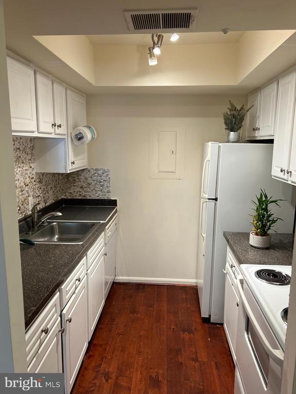 Building Photo - 18336 Streamside Dr