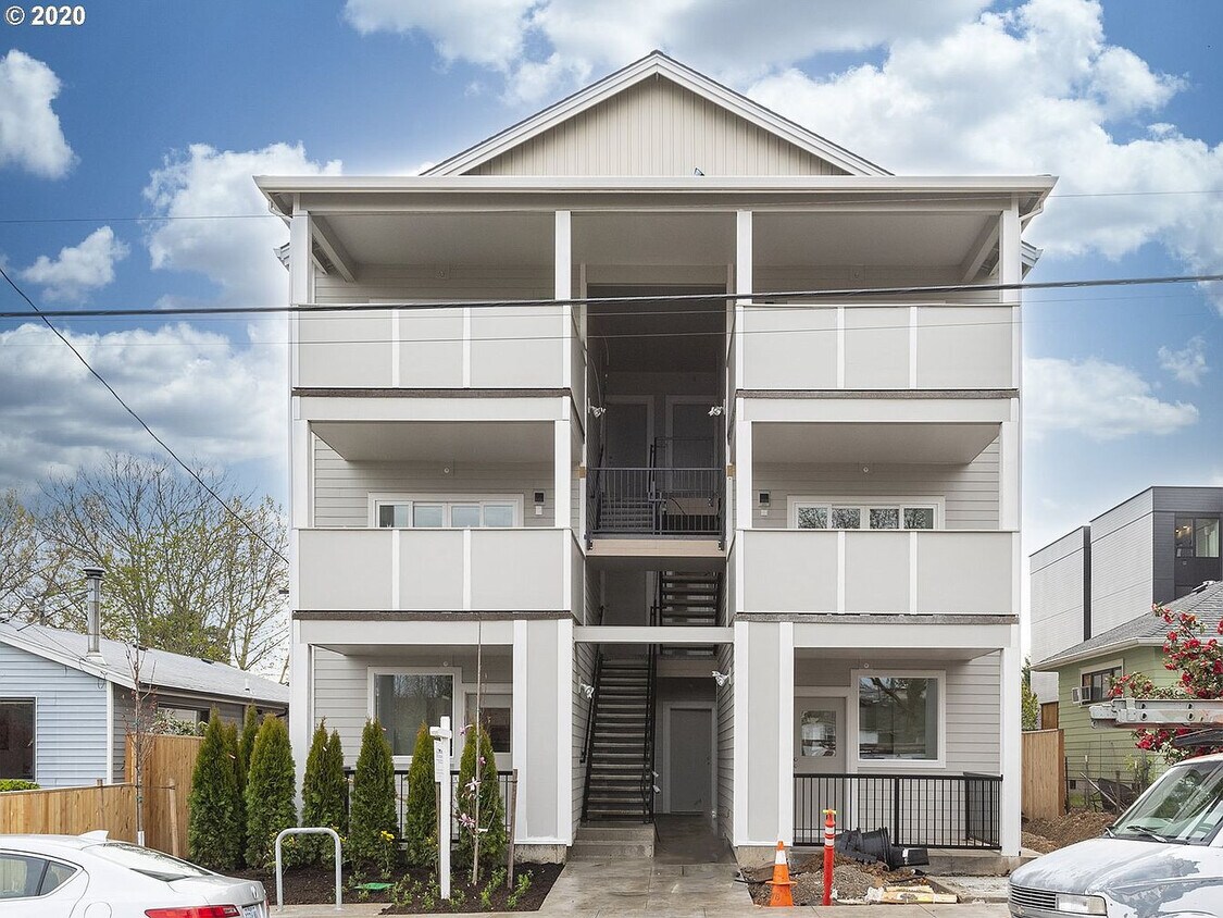 Primary Photo - 6822 NE Grand Ave