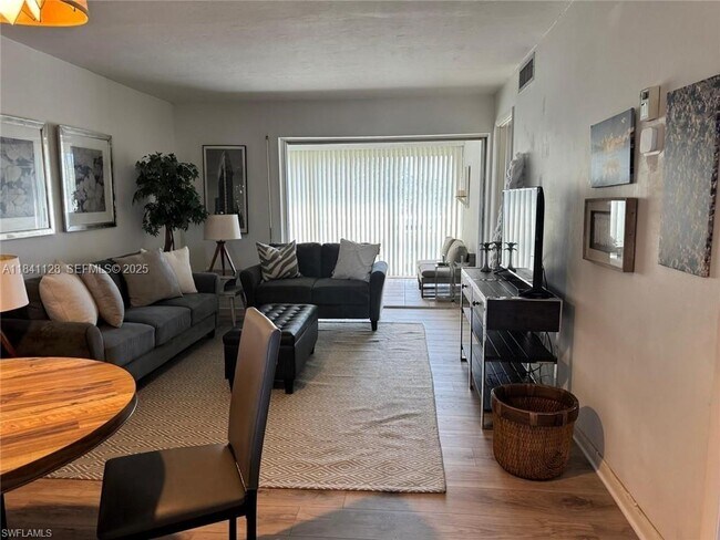 Building Photo - 1900 Alamanda Dr