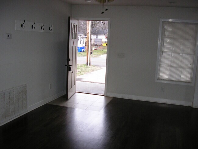 Building Photo - 1521 Normalview Dr