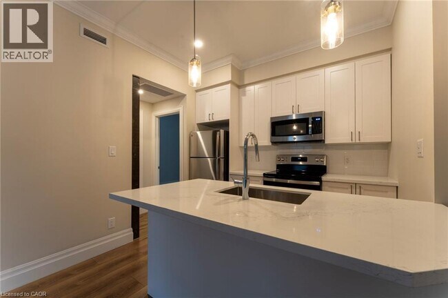 Photo du bâtiment - 100 Charlton Ave W