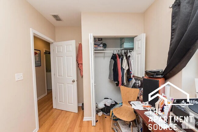 Foto del edificio - 3211 W Armitage Ave