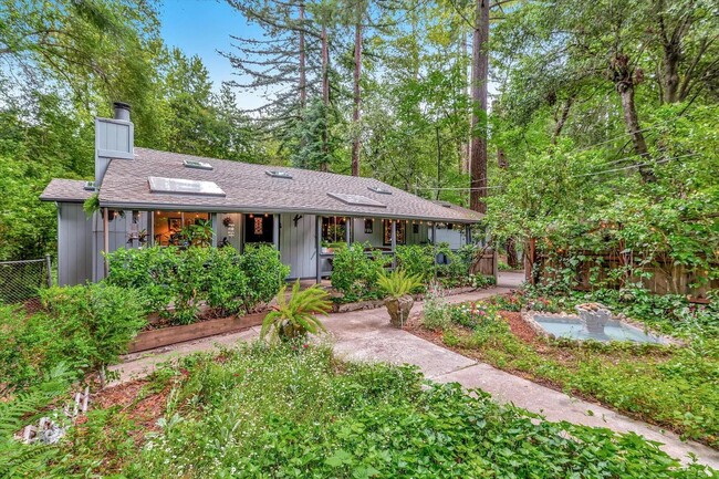 Foto del edificio - Picturesque, Pet Friendly, with Garage and...