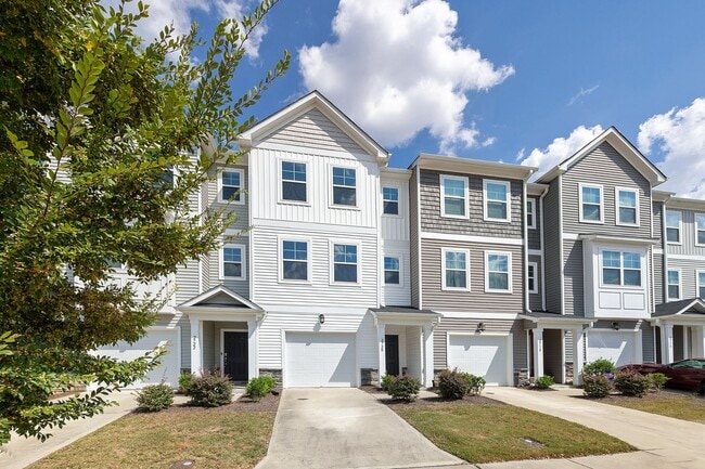 Building Photo - **Spacious 3bd/3ba Townhome in Raleigh**