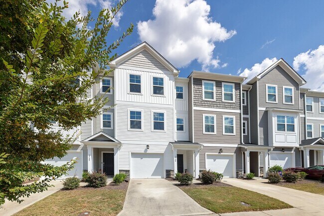Foto del edificio - **Spacious 3bd/3ba Townhome in Raleigh**