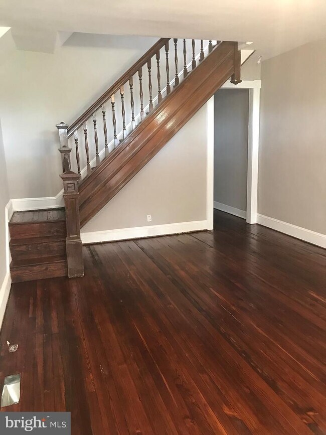 Building Photo - 327 Yale Ave