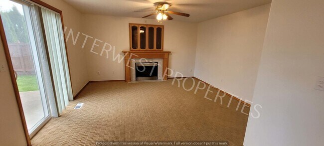 Foto del edificio - Spacious & Beautiful 4 bd 2.5 ba, 2 Story Battle Ground Home w/ A/C, Fireplace & so much More!