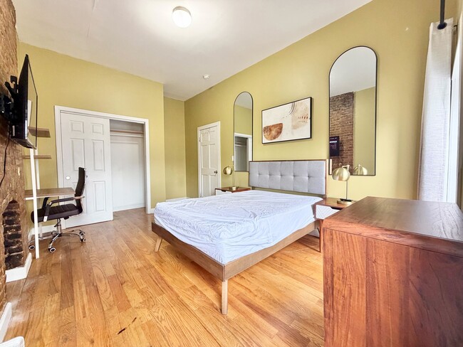 Building Photo - Furnished room/NOT APARTMENT