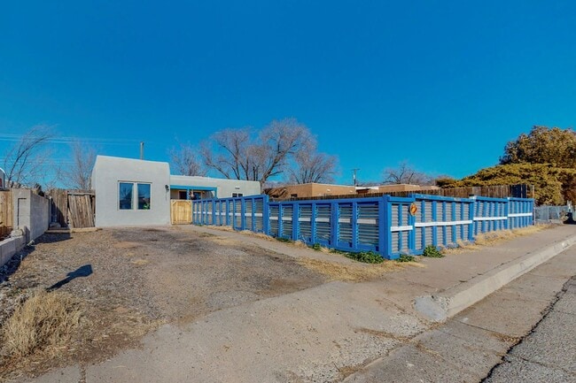 Building Photo - Charming NE Heights 3 Bedroom 2 Bath