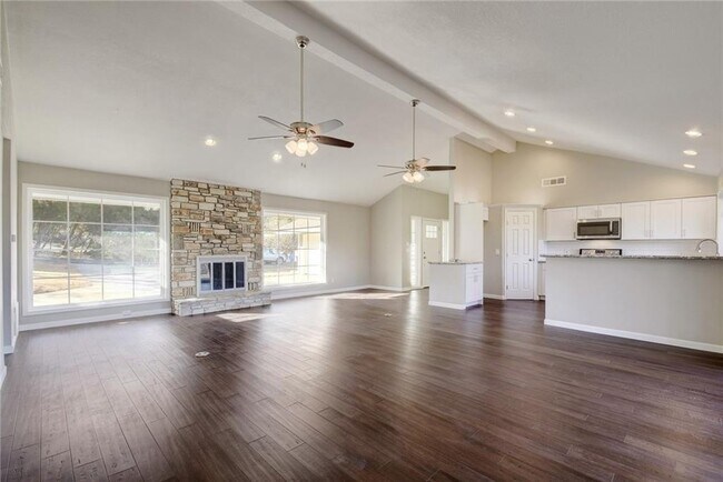 Building Photo - 18 Country Ln