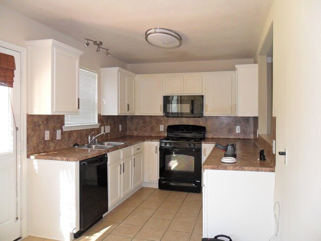 Cocina con pase a través de - 2131 Timur Way