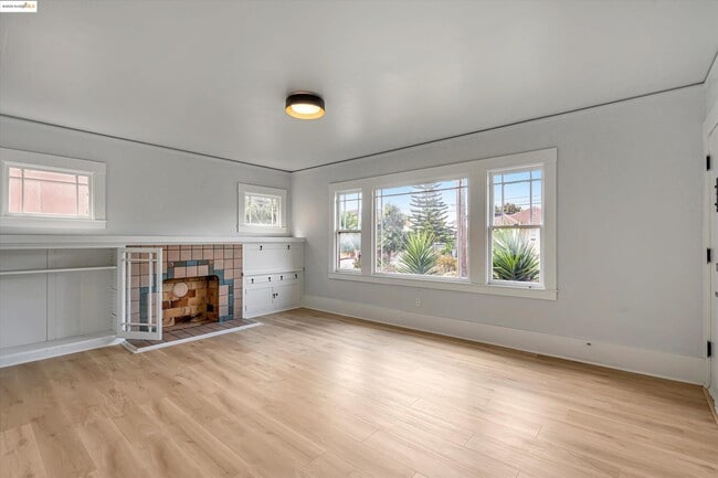 Building Photo - 865 40th St
