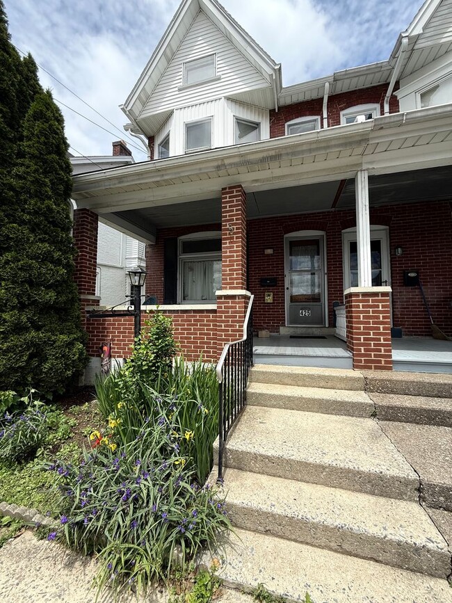 Building Photo - 425 Elm St