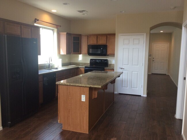 Building Photo - Beautiful 4 bedroom w/huge loft home with pool and spa