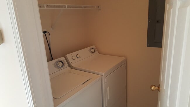 Building Photo - 1197 N Red Oak Cir
