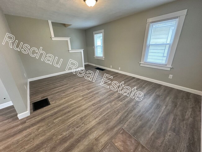 Building Photo - Newly updated 2 Bed 1 bath Home