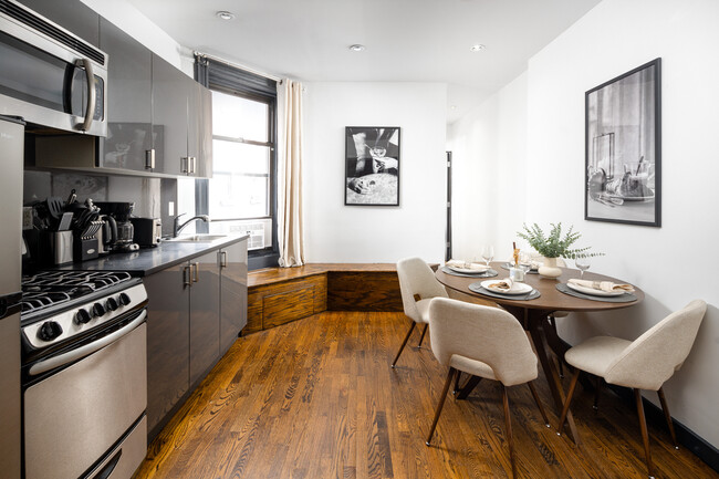 Eat-in Kitchen - Stylish 3/4BD Apartments (+Rooftop&Backyard)