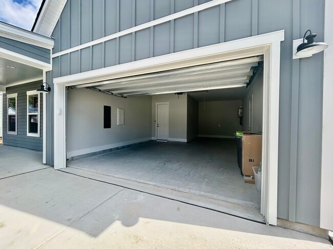 Building Photo - 1214 Laurel Oak Ave