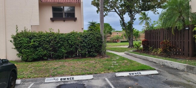 Building Photo - 6274 Seven Springs Blvd
